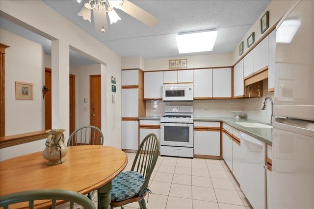 6755 N Milwaukee Avenue 404, Niles, IL 60714