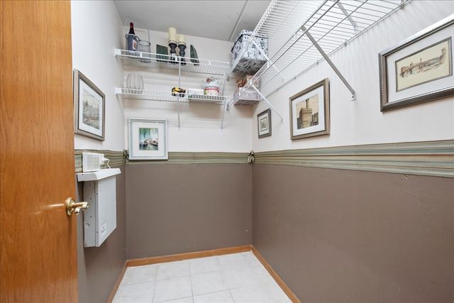 6755 N Milwaukee Avenue 404, Niles, IL 60714