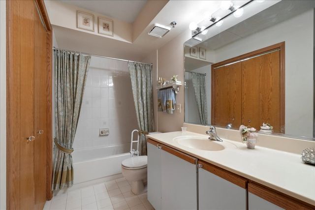 6755 N Milwaukee Avenue 404, Niles, IL 60714