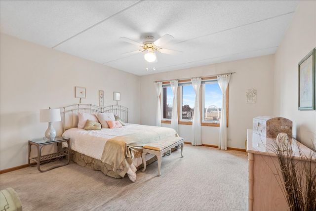 6755 N Milwaukee Avenue 404, Niles, IL 60714