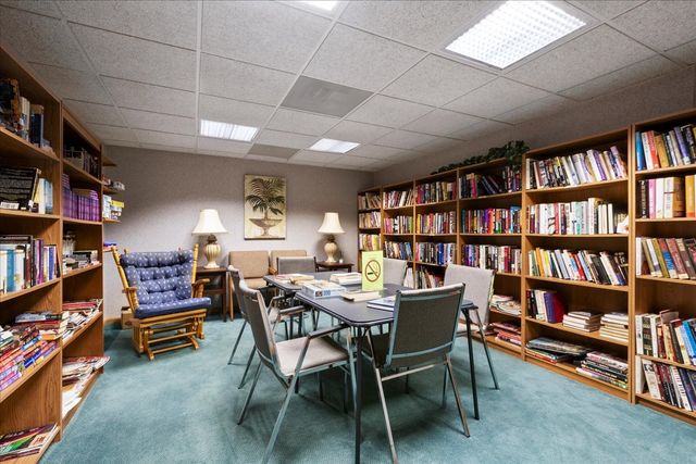 6755 N Milwaukee Avenue 404, Niles, IL 60714