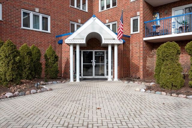 6755 N Milwaukee Avenue 404, Niles, IL 60714