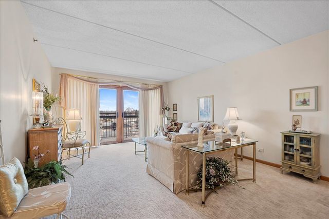 6755 N Milwaukee Avenue 404, Niles, IL 60714