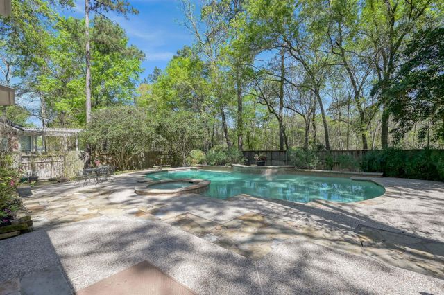 42 E Knightsbridge Drive, The Woodlands, TX 77385