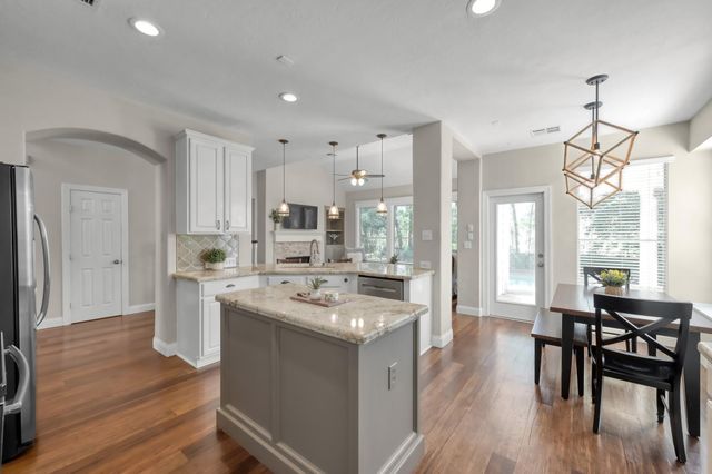 42 E Knightsbridge Drive, The Woodlands, TX 77385