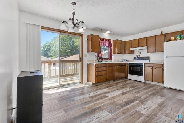 401 N Meyer Ln Lane, Sioux Falls, SD 57103