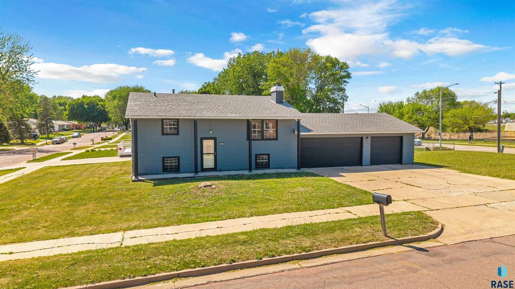 401 N Meyer Ln Lane, Sioux Falls, SD 57103