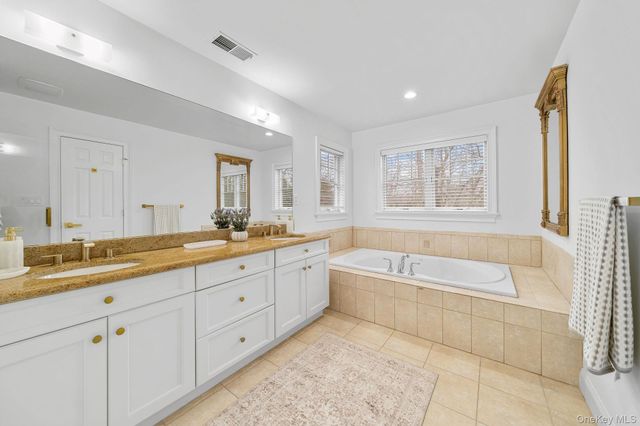 17 Nadworny Lane, Stony Brook, NY 11790