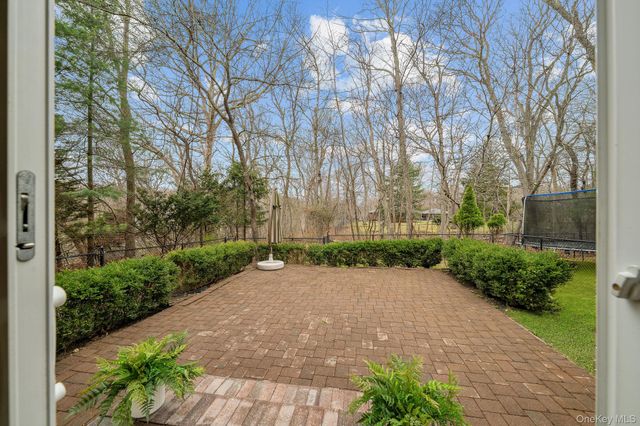 17 Nadworny Lane, Stony Brook, NY 11790