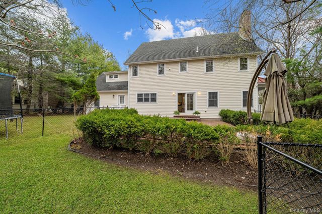 17 Nadworny Lane, Stony Brook, NY 11790