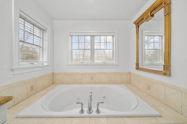 17 Nadworny Lane, Stony Brook, NY 11790