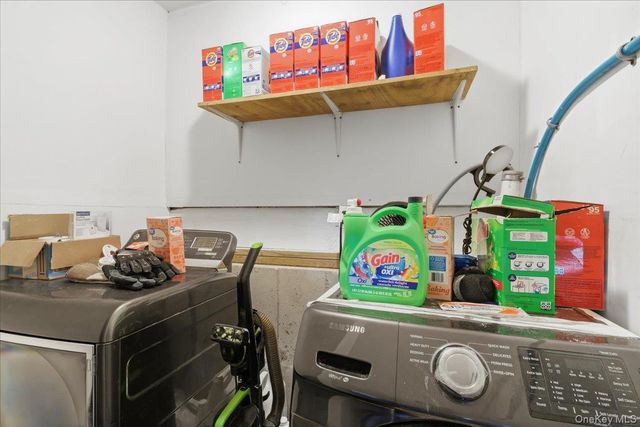 56 Park Lane, Medford, NY 11763