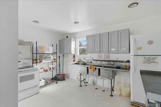 56 Park Lane, Medford, NY 11763