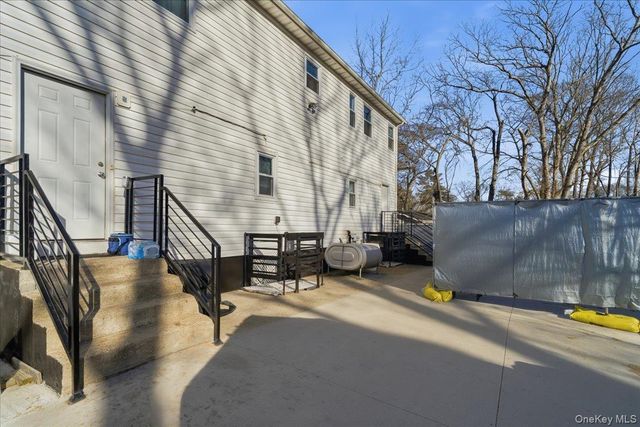 56 Park Lane, Medford, NY 11763