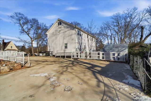 56 Park Lane, Medford, NY 11763