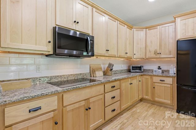 89 Dallas Drive, Hendersonville, NC 28739