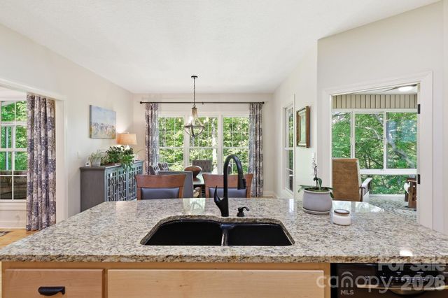 89 Dallas Drive, Hendersonville, NC 28739