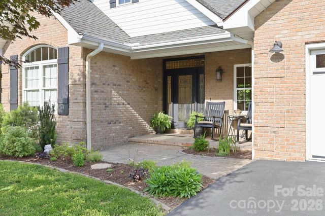 89 Dallas Drive, Hendersonville, NC 28739