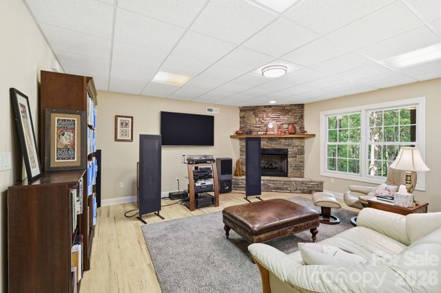 89 Dallas Drive, Hendersonville, NC 28739