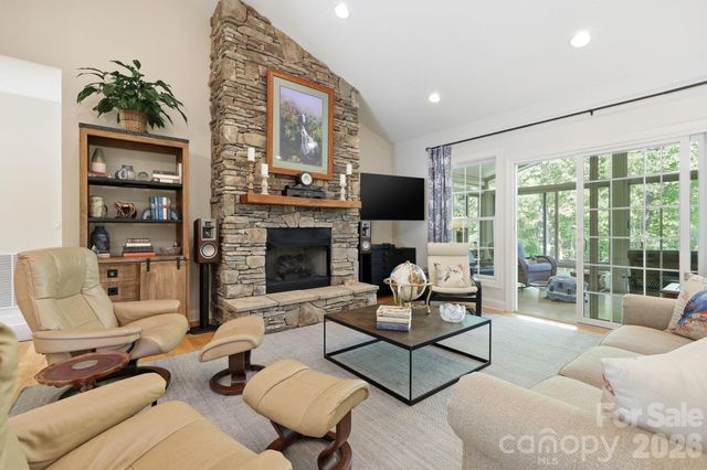 89 Dallas Drive, Hendersonville, NC 28739