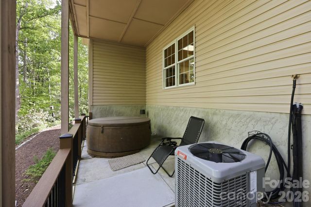 89 Dallas Drive, Hendersonville, NC 28739