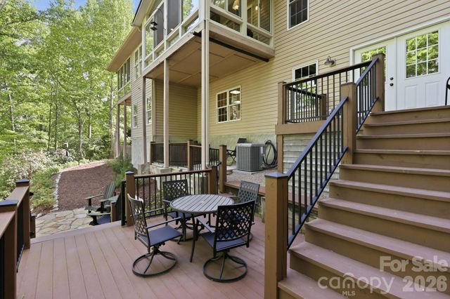 89 Dallas Drive, Hendersonville, NC 28739