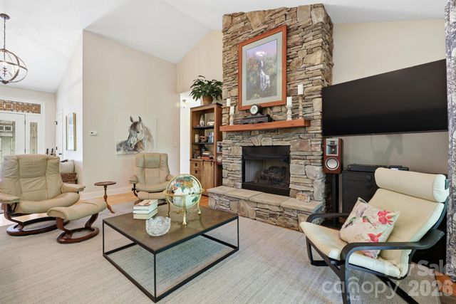 89 Dallas Drive, Hendersonville, NC 28739