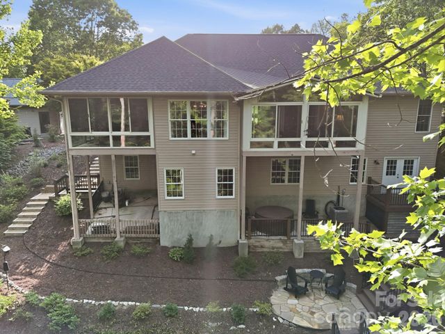 89 Dallas Drive, Hendersonville, NC 28739