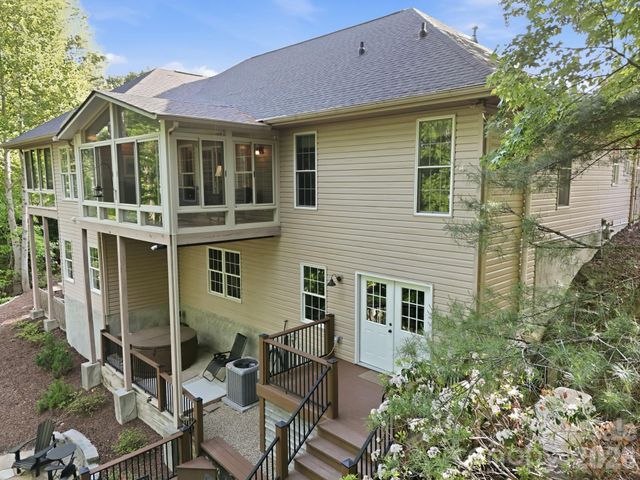 89 Dallas Drive, Hendersonville, NC 28739