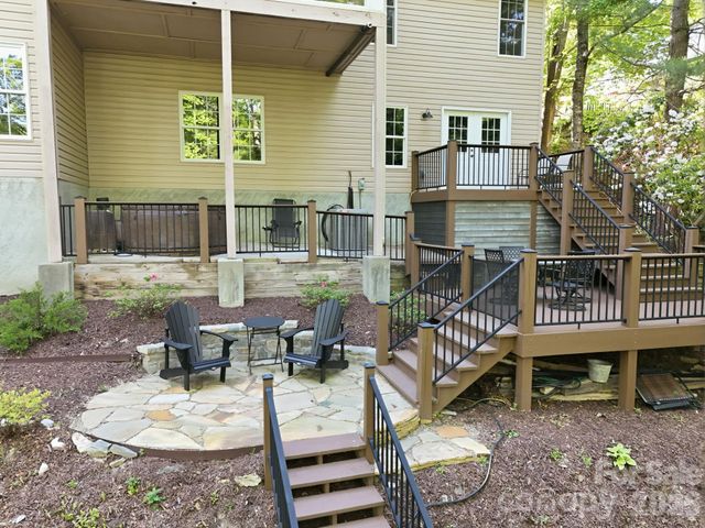 89 Dallas Drive, Hendersonville, NC 28739