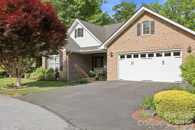 89 Dallas Drive, Hendersonville, NC 28739