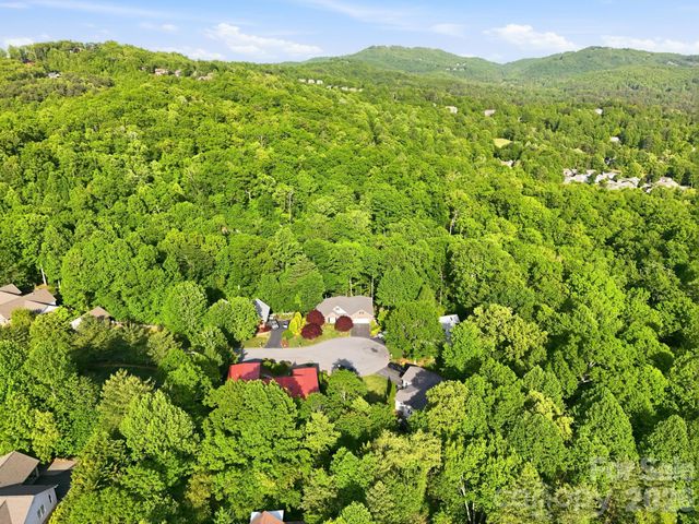 89 Dallas Drive, Hendersonville, NC 28739