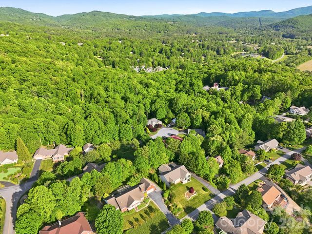 89 Dallas Drive, Hendersonville, NC 28739