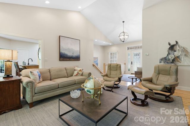 89 Dallas Drive, Hendersonville, NC 28739