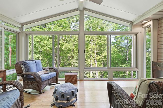 89 Dallas Drive, Hendersonville, NC 28739
