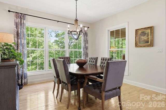 89 Dallas Drive, Hendersonville, NC 28739