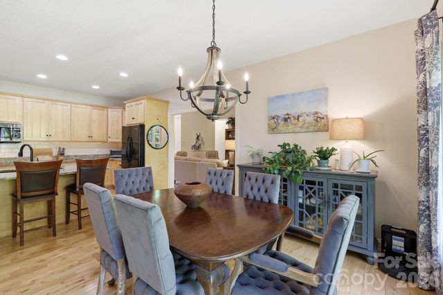 89 Dallas Drive, Hendersonville, NC 28739