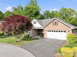 89 Dallas Drive, Hendersonville, NC 28739