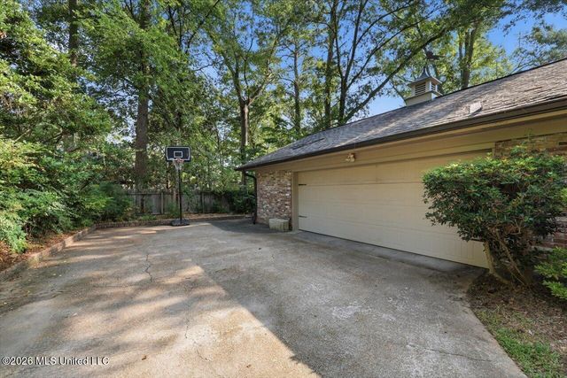 5440 Saratoga Drive, Jackson, MS 39211