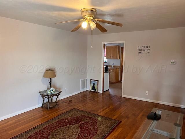 1009 S Dressen Street, Spearman, TX 79081