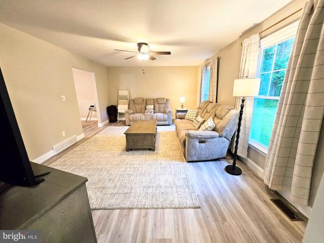 11 HANTHORNE DR, Pittsgrove, NJ 08318