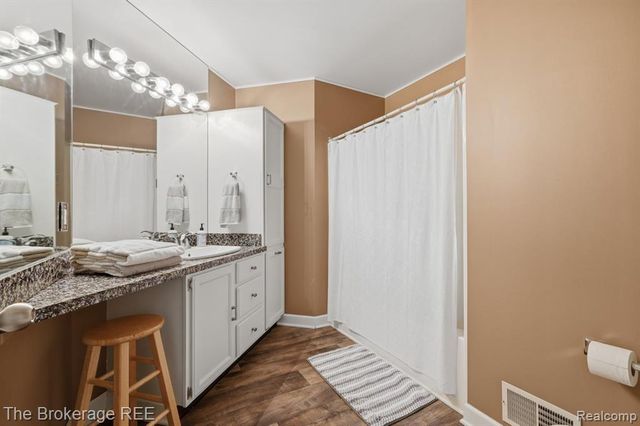6060 Hearthside Place, Grand Blanc, MI 48439