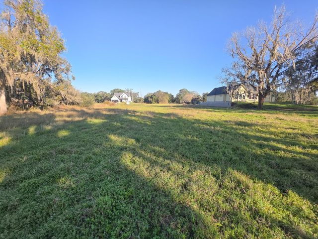 220 Pony Trail, Angleton, TX 77515