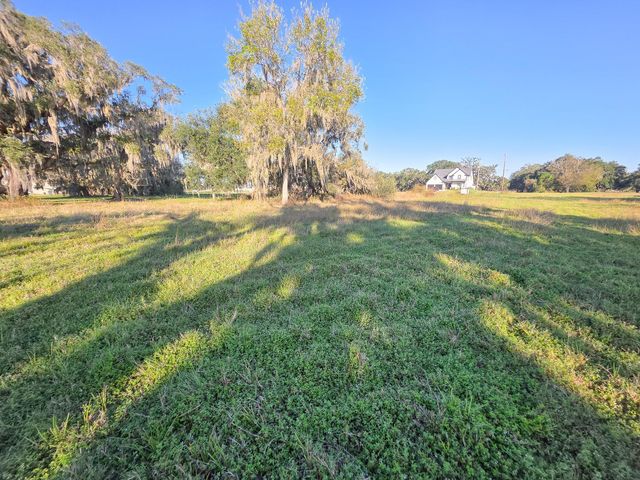 220 Pony Trail, Angleton, TX 77515