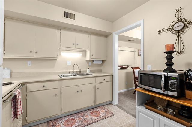 742 W Kilgore Road 307, Kalamazoo, MI 49008