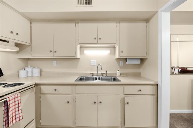 742 W Kilgore Road 307, Kalamazoo, MI 49008