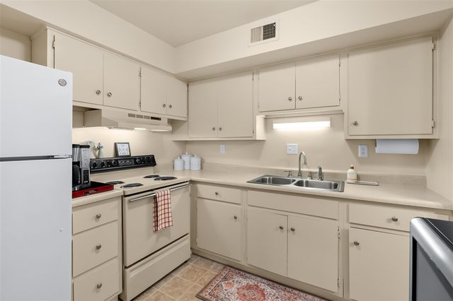 742 W Kilgore Road 307, Kalamazoo, MI 49008