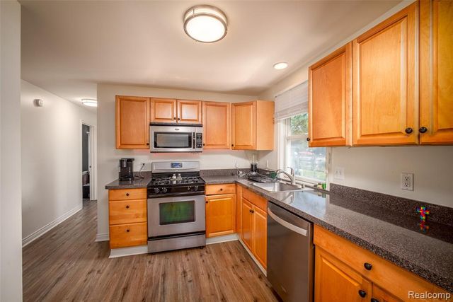 1298 S Cass Lake Road, Waterford, MI 48328