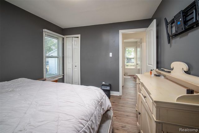 1298 S Cass Lake Road, Waterford, MI 48328