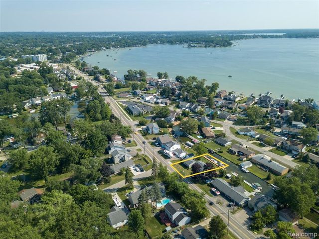 1298 S Cass Lake Road, Waterford, MI 48328